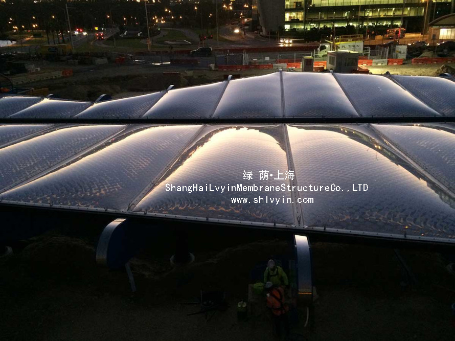 援加蓬体育场钢结构罩棚钢拱安装